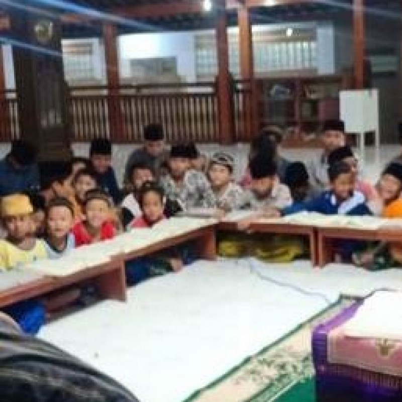 Mengajar Ngaji Kitab Kuning kepada Anak-anak dengan Lagu
