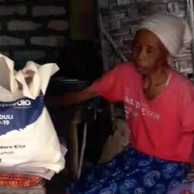 Tangis Kinaah, Nenek Buta Saat Terima Bantuan dari LAZISNU Jatim