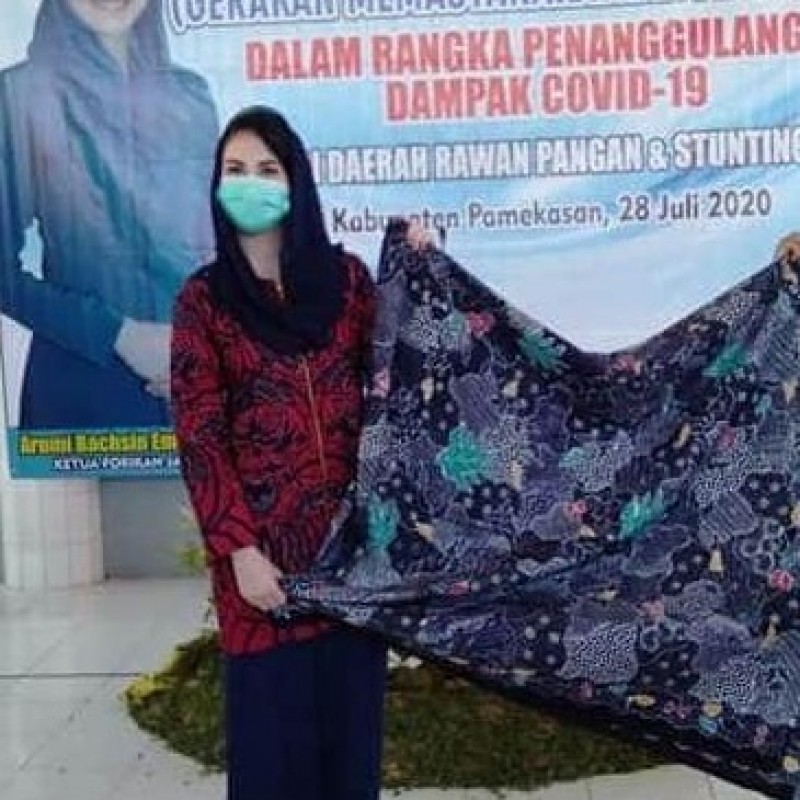 Istri  Wagub Jatim Bangga Atas Karya Batik Siswa SMA Ma’arif  NU 1 Pamekasan