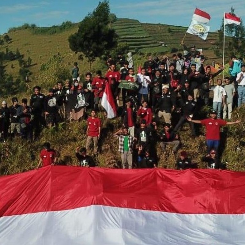 Peringati HUT RI, NU Back Packer Batang  Kibarkan Bendera di  Puncak Gunung Sipandu