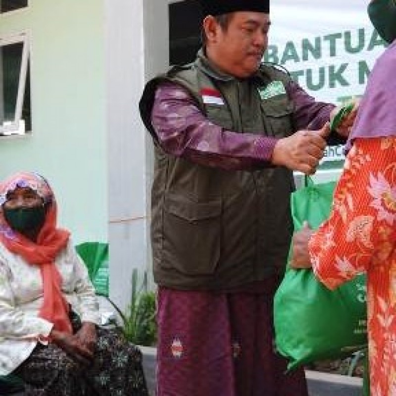 LAZISNU Distribusi Sembako dan Sepatu untuk Santri dan Masyarakat Gedongan Cirebon