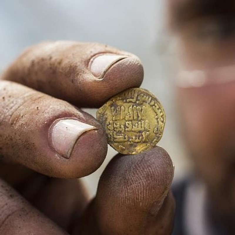 Arkeolog Temukan Koin Emas Islam Era Dinasti Abbasiyah di Israel