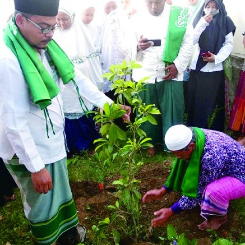 Hijaukan Lingkungan Pondok, Santri Al-Mizan Majalengka Tanam Pohon Sawo