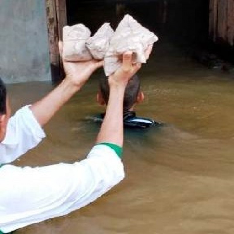 Banjir Parah, NU Melawi dan LAZISNU Antar Makanan dengan  Perahu Tambang