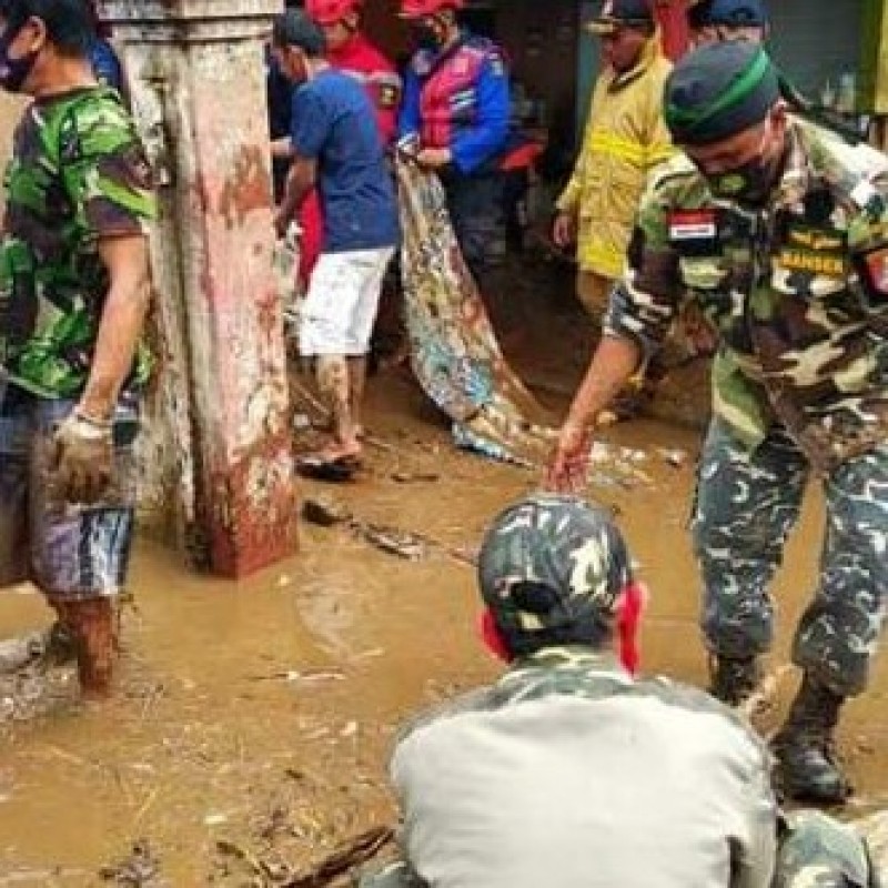 Banjir Bandang Terjang Sukabumi, Banser Bergerak Cepat Bantu Evakuasi Korban