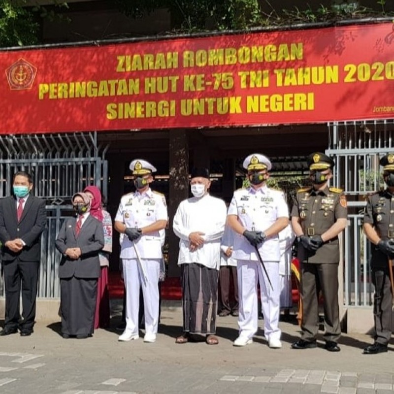 Jelang HUT Ke-75 TNI, Pangarmada II Ziarah Makam Gus Dur