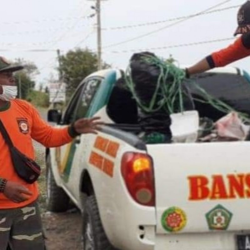 Banser Brebes Bersihkan Sampah setelah Aksi Demonstrasi Tolak UU Cipta Kerja