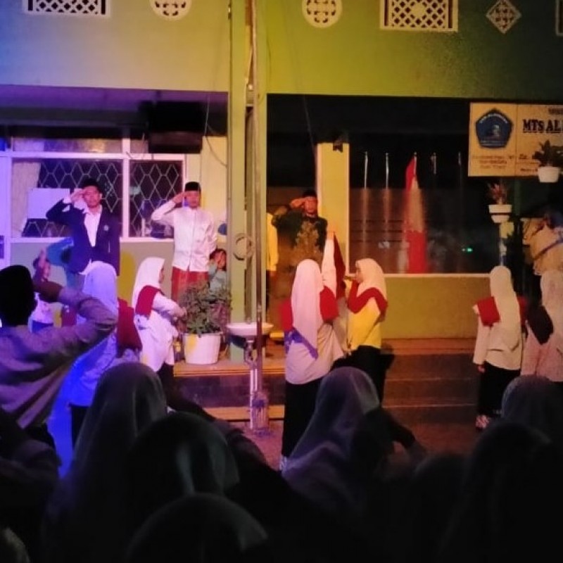 Unik, Santri Al-Hidayah Malang Padukan Upacara Hari Santri dengan Teater