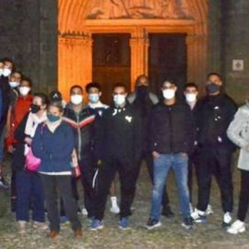 Pemuda Muslim di Prancis Jaga Gereja Waspadai Serangan dari Para Ekstremis