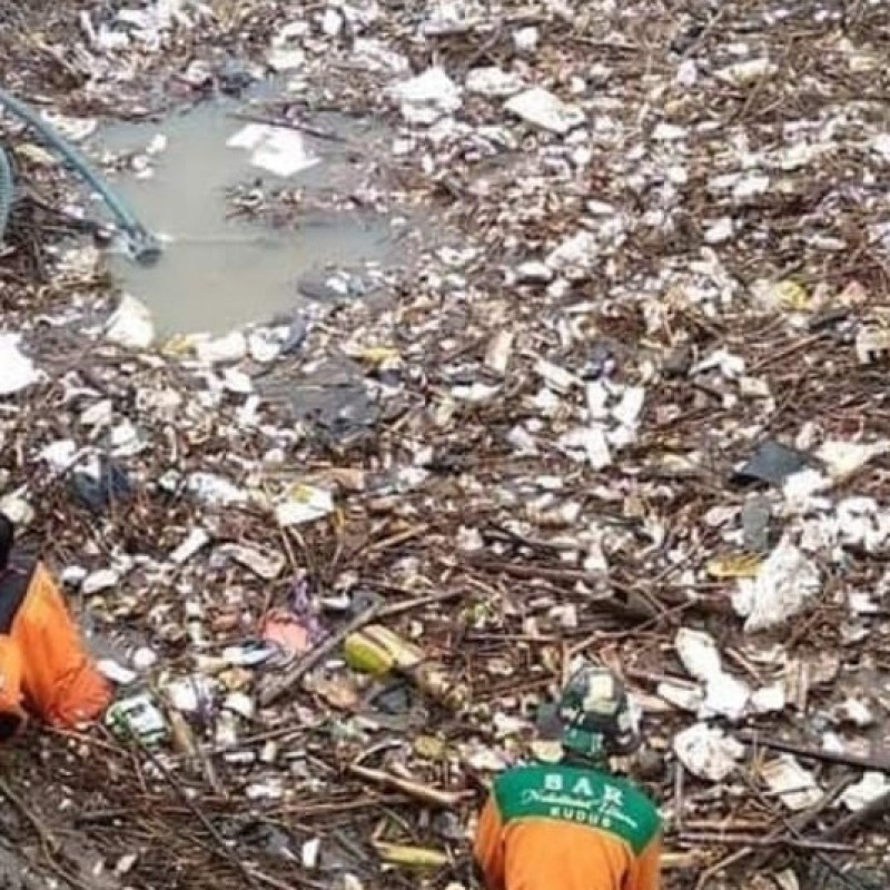 LPBINU Gerak Cepat Bersihkan Sampah Penyumbat Sungai Kesambi Kudus