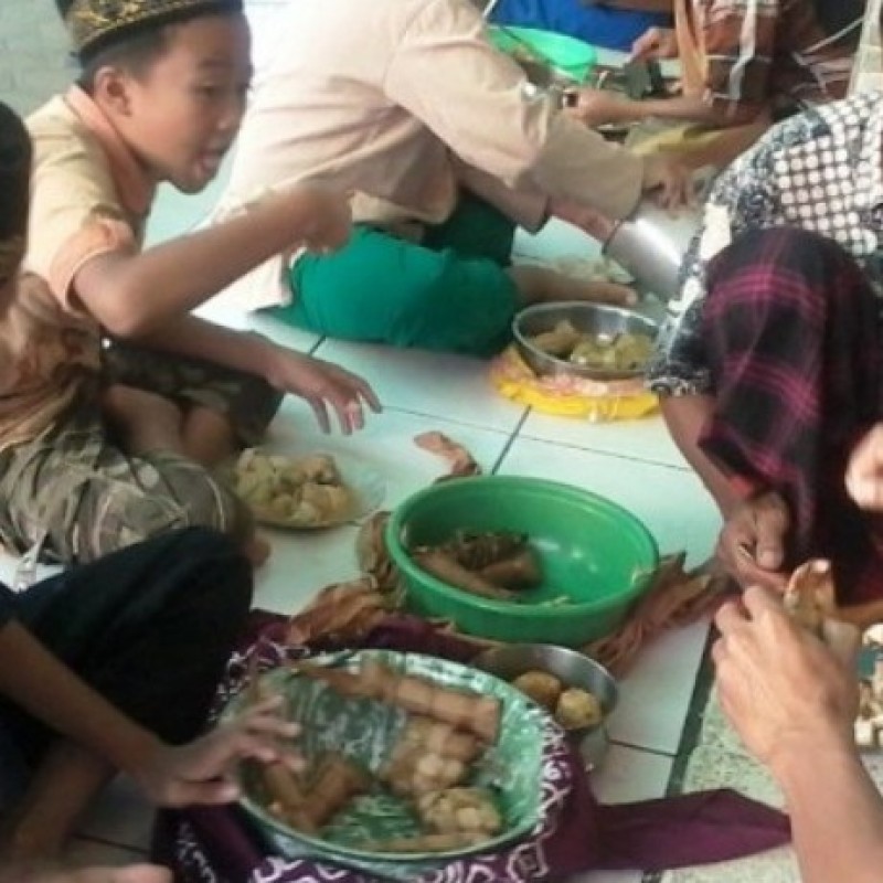Nilai Keagamaan dalam Tradisi Nebus Weteng di Cirebon Girang