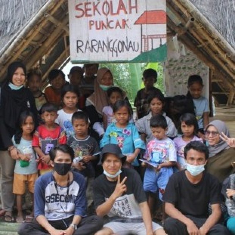Sekolah Pucak Raranggonau, Wadah Literasi untuk Anak-anak Pedalaman