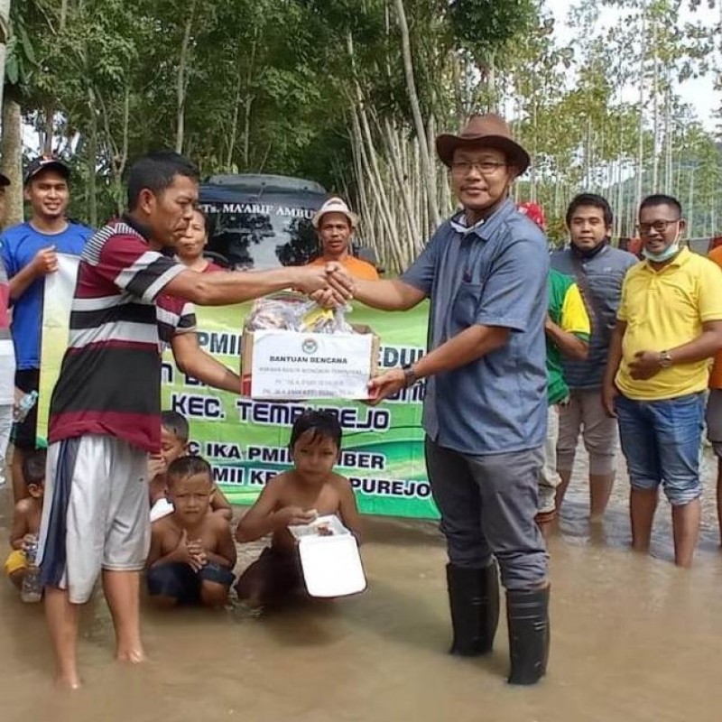 IKA PMII Jember Salurkan Paket Bantuan untuk Korban Banjir Tempurejo