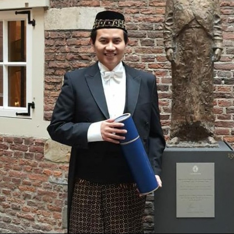 Sidang Doktor di Leiden, Ketua NU Belanda 2015-2017 Kenakan Sarung dan Peci