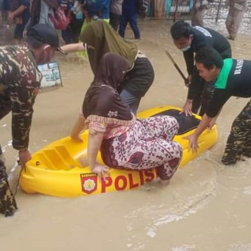 Aksi Banser dan LPBINU Subang Bantu Korban Banjir Pantura