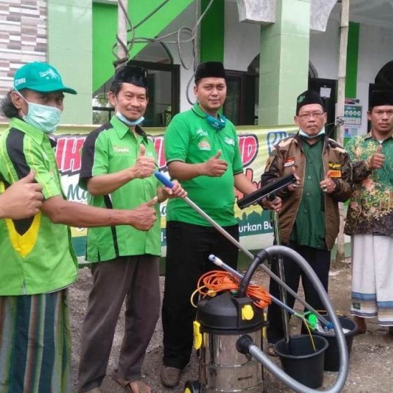 Bersih-bersih Masjid di Bogor Perkuat Silaturahim Pengurus LTMNU dengan Takmir