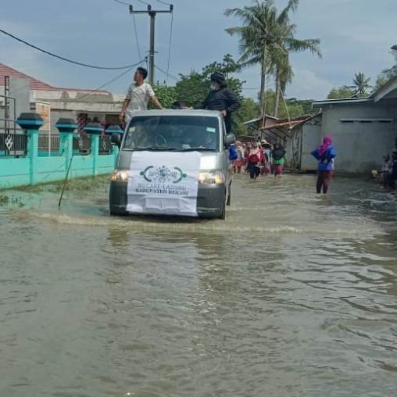 Sulitnya Medan Tidak Halangi Relawan NU Bekasi Salurkan Bantuan ke Lokasi Terdampak Banjir
