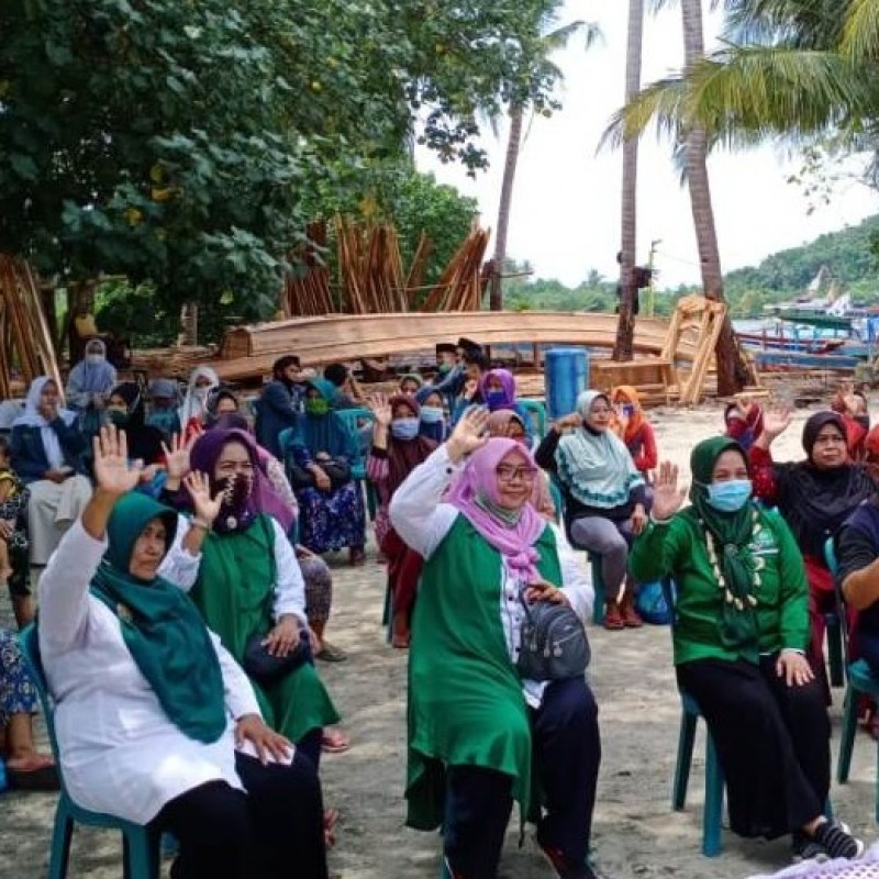 IPPNU Pesawaran Lampung Bagikan Sembako di Pulau Tegal