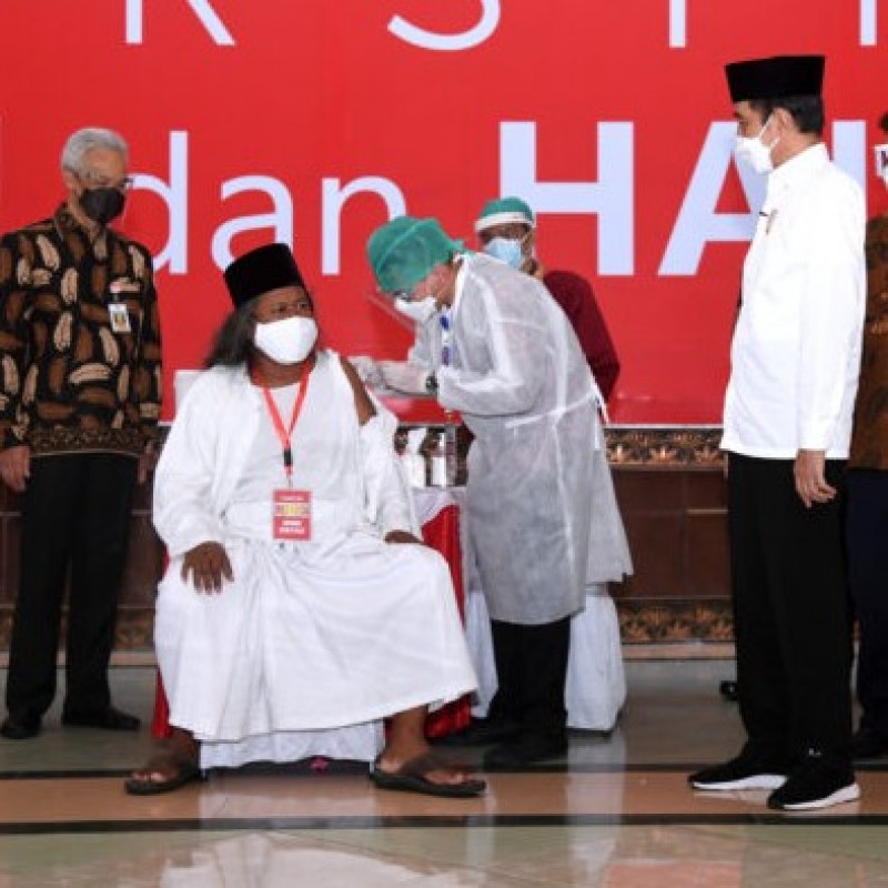 Gus Muwafiq Divaksin, Jokowi Berharap Aktivitas Keagamaan Berjalan Baik