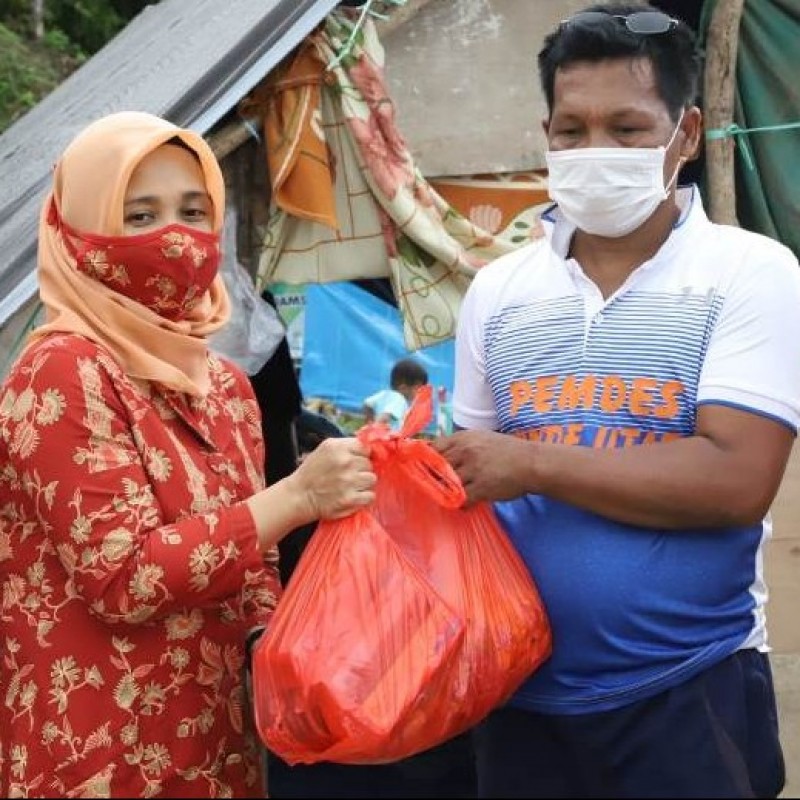 Dharma Wanita Kemnaker Salurkan Bantuan Korban Gempa di Mamuju