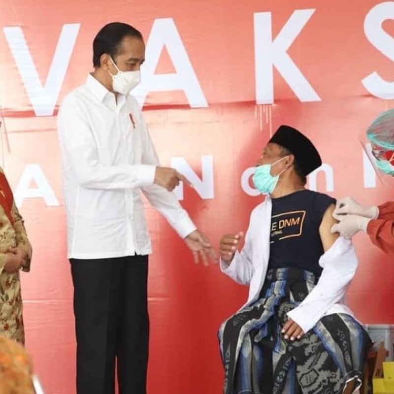 Presiden Jokowi: Percepat Penyuntikan Vaksin untuk Kiai dan Santri