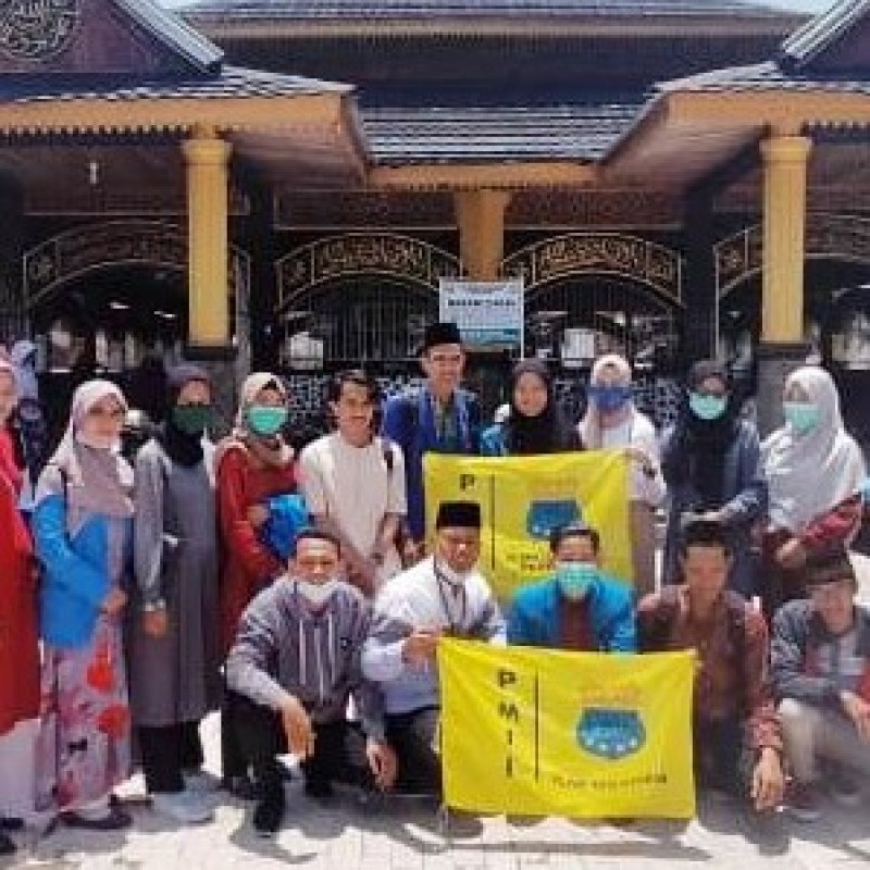 Jelang Ramadhan, Sejumlah Aktivis Ziarahi Makam Penggubah Mars PMII