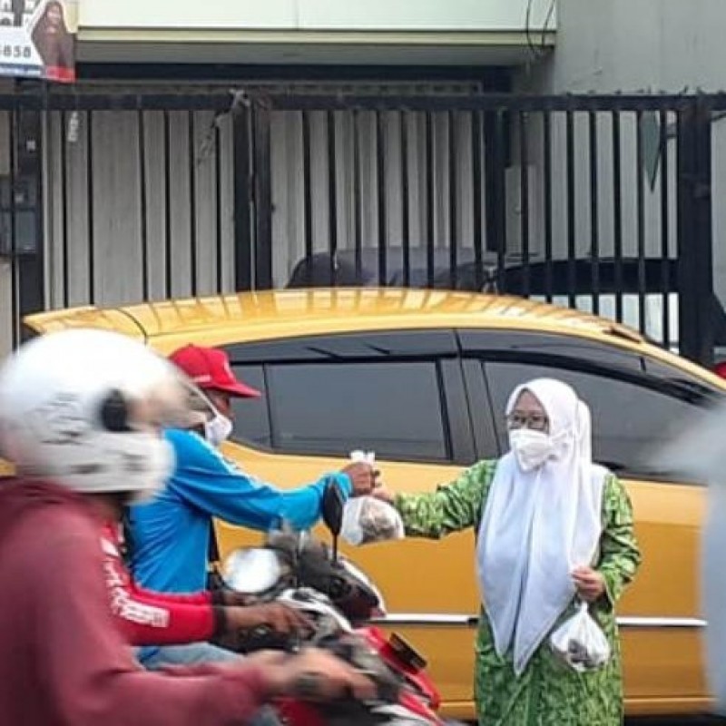 Fatayat NU Jakarta Bagikan Takjil dari Iuran Kader