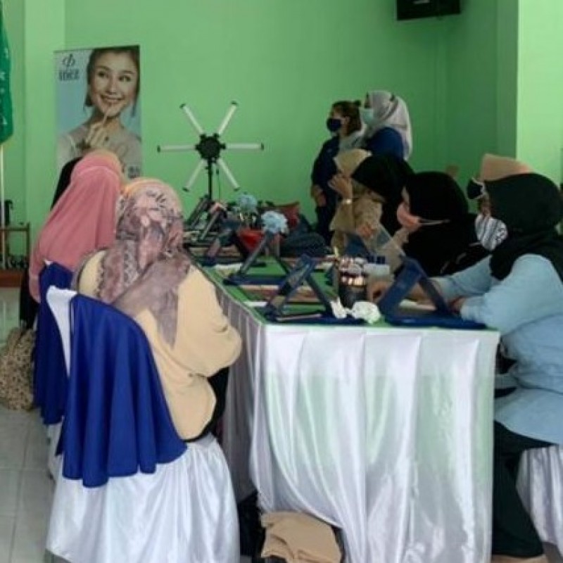 Pelatihan Tata Rias Fatayat NU Bogor Bekal Wirausaha Kecantikan