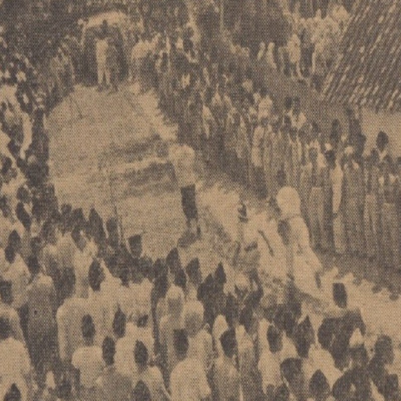 People stand along Surabaya-Jombang street to welcome the body of KH Wahid Hasyim