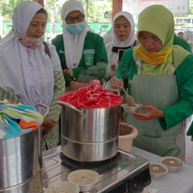 Semangat Hari Kartini, Fatayat NU Nusawungu Cilacap Ubah Singkong Jadi Brownies