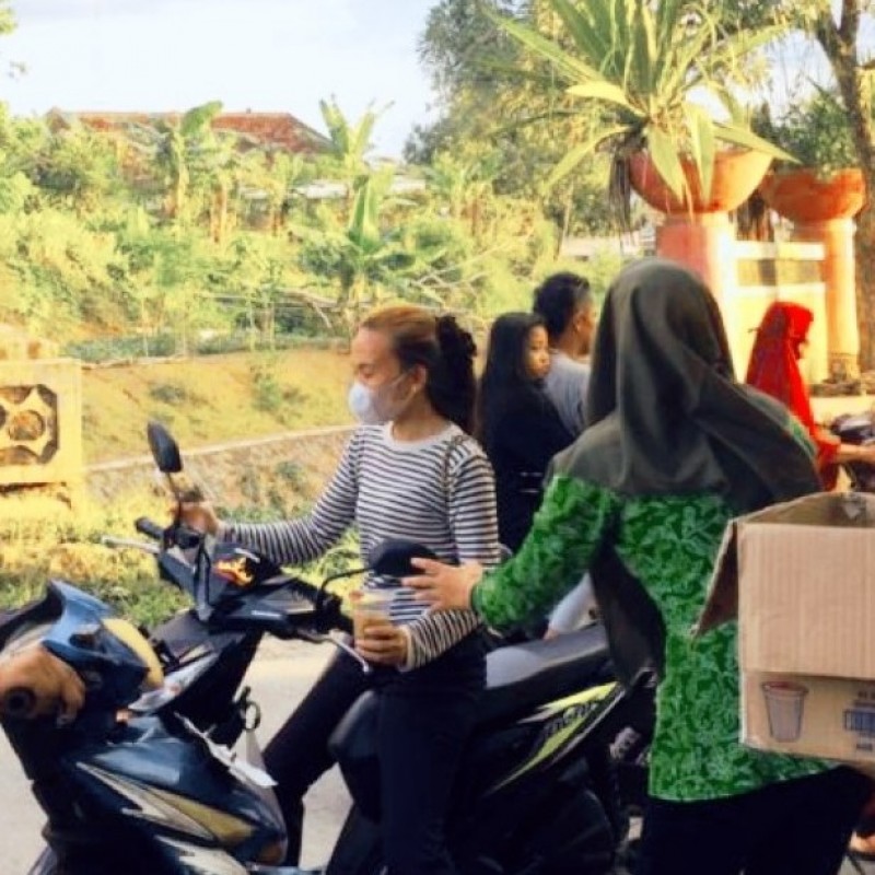 ​​​​​​​Fatayat NU Way Kanan Lampung Bagikan Takjil Hingga Anak Cabang