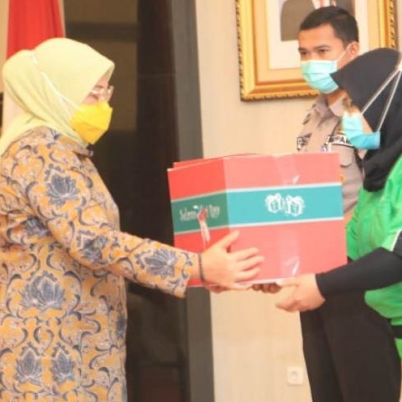 Menaker Ida Serahkan Paket Ramadhan untuk Sopir dan Petugas Kebersihan Kemnaker