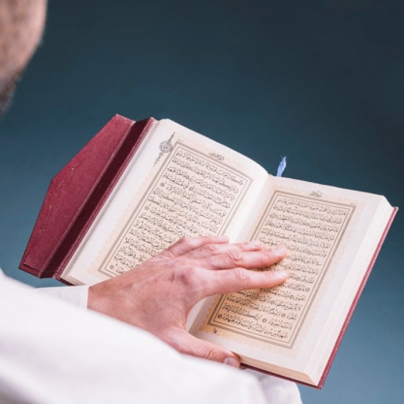 Hukum Membaca Al-Qur’an di Tengah Orang Shalat