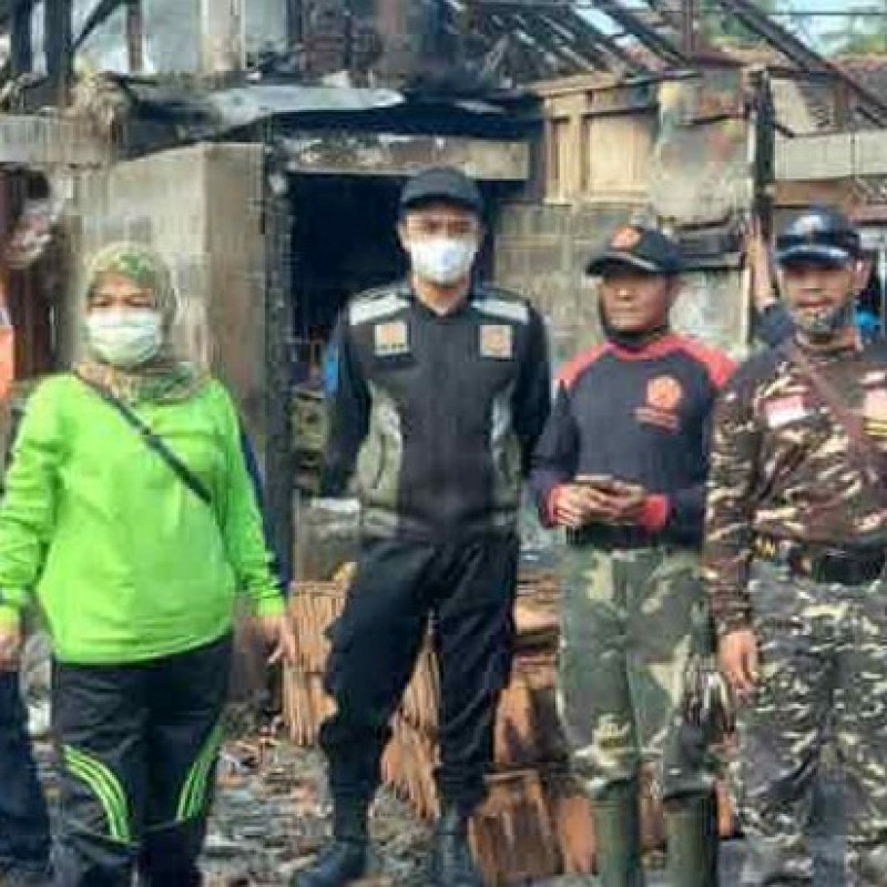 Puluhan Banser Bakti Sosial Bersihkan Puing-puing Kebakaran Pasar Sukorejo Kendal