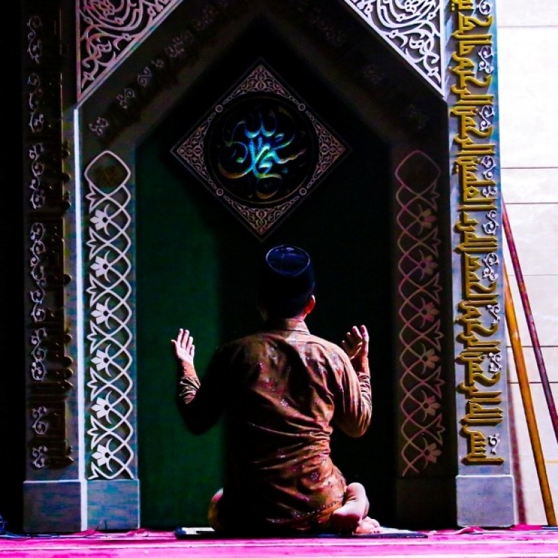 Imam Al-Ghazali: Berdoa Bukan Berarti Tak Rela dengan Takdir