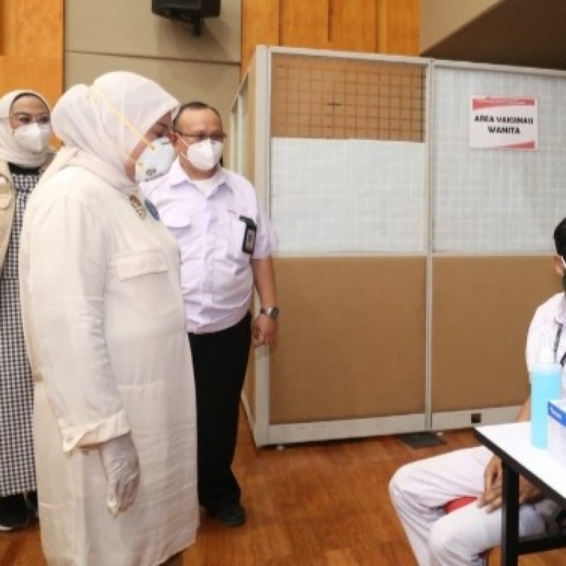 Menaker Ida Tinjau Pelaksanaan Vaksinasi Gotong Royong bagi Pekerja di Karawang
