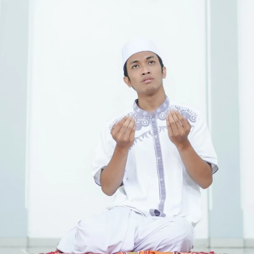 Tafsir Surat An-Nisa' Ayat 28: Mengapa Allah Menciptakan Manusia dalam Keadaan Lemah?