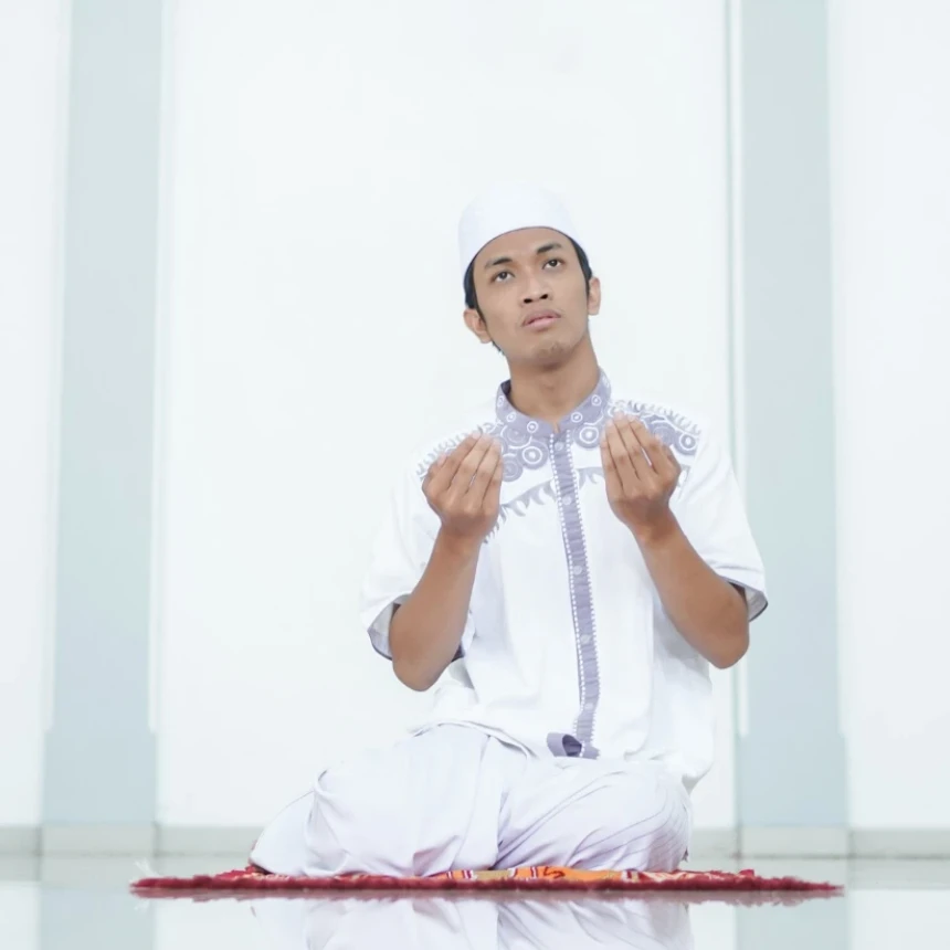 Khutbah Jumat: 4 Hal yang Menghalangi Terkabulnya Doa Seorang Muslim