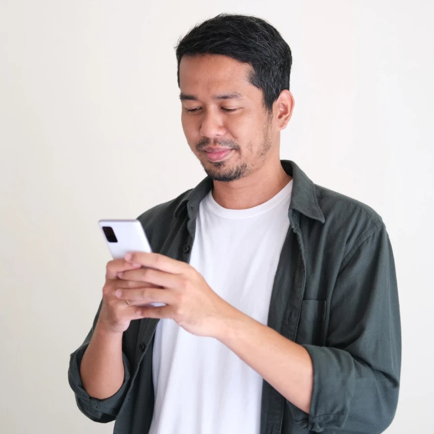 Hukum Tidak Menjawab Adzan karena Sibuk Main HP, Apakah Berdosa?