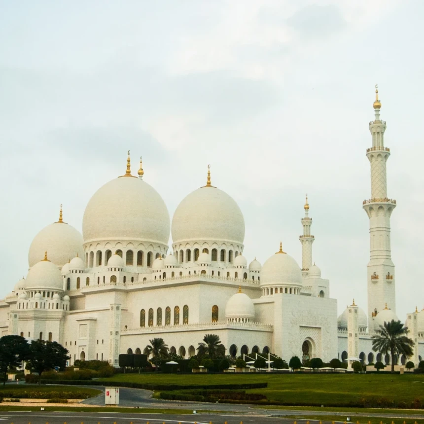 Bolehkah Masjid Wakaf Dialihfungsikan Menjadi Tempat Usaha? Ini Tinjauan Fiqih