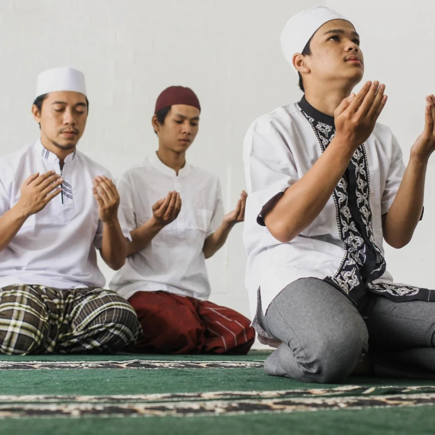 Khutbah Jumat: Hidup Serba Cepat, Ibadah Jangan Ikut Tergesa-gesa