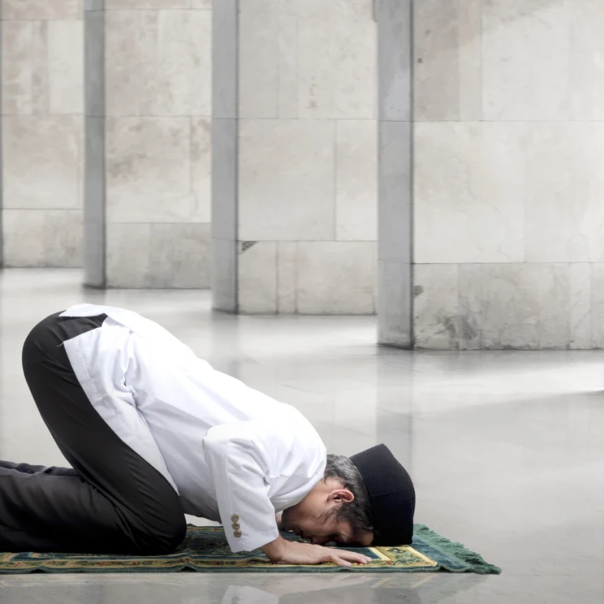 Bacaan Shalat Cukup dalam Hati atau Harus Dilafalkan? Ini Penjelasan Ulama Fiqih
