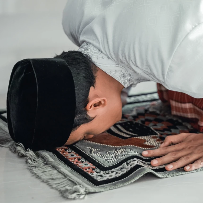 Benarkah Shalat Orang yang Menonton Video Dewasa Tak Diterima 40 Hari?