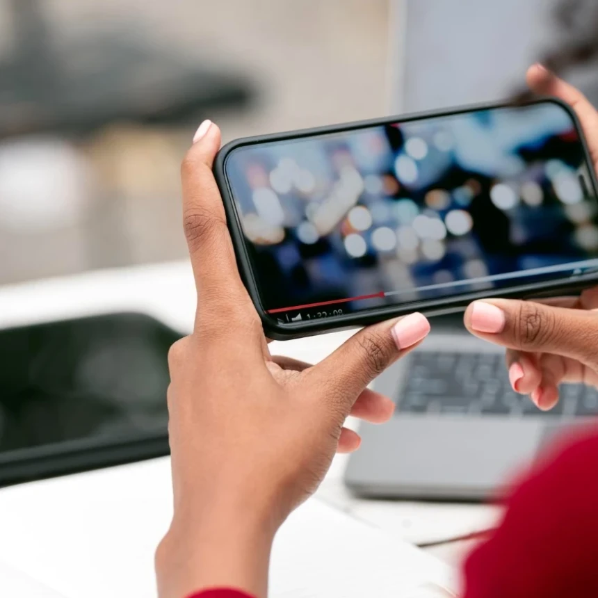 Khutbah Jumat: Menjaga Diri dari Maksiat Digital di Era Media Sosial