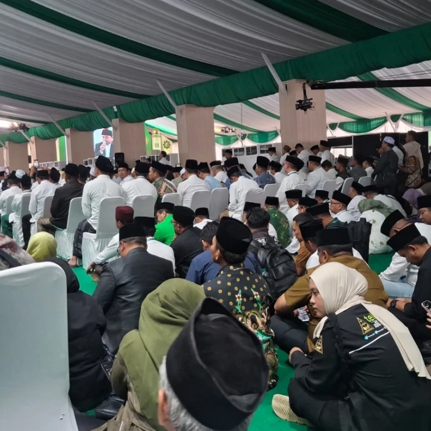 Muktamirin Membludak, Venue Utama Pembukaan Muktamar Ke-35 NU Penuh, Sebagain Pilih Lesehan