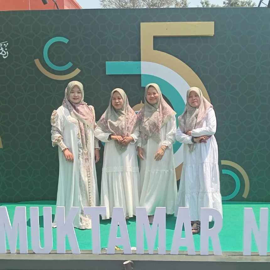 Keseruan Kader Fatayat Kudus Berburu Spot Foto di Arena Muktamar Ke-35 NU