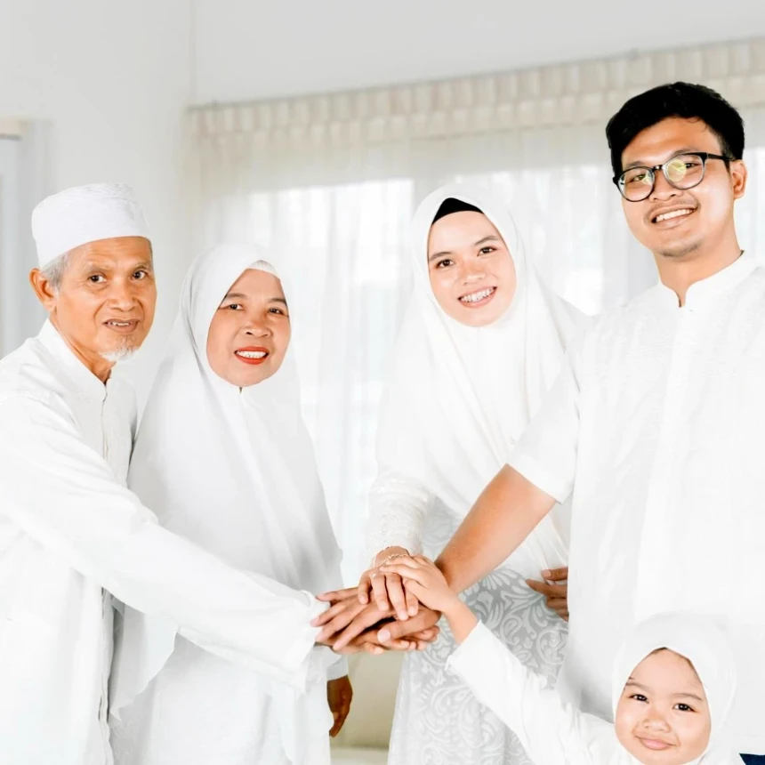 Tidak Hanya Anak, Orang Tua Juga Punya Kewajiban Berbakti kepada Anak