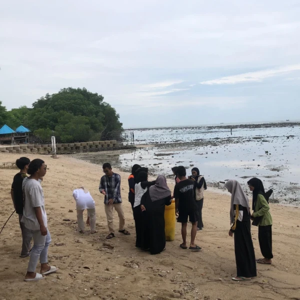 Gusduruan dan Berbagai Komunitas Lingkungan Gelar Kegiatan Bersih-bersih Pantai dari Sampah