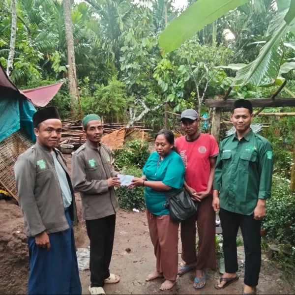 NU Care-LAZISNU Pesawaran Bantu Korban Musibah Rumah Roboh di Kedondong