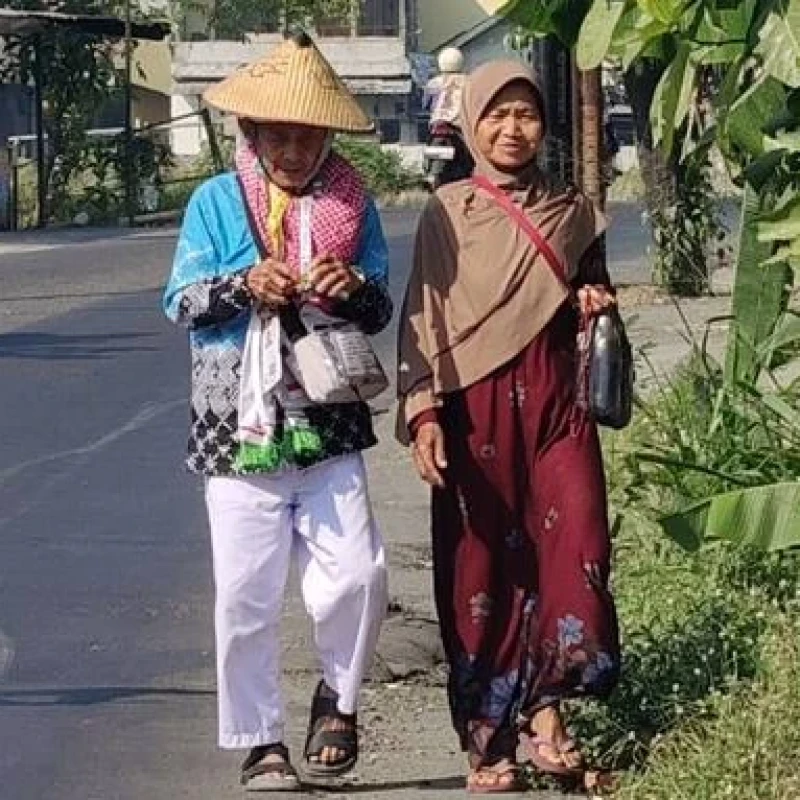 Jalan Kaki 40KM, Mbah Musthofa Tunaikan Nadzar Pulang Haji